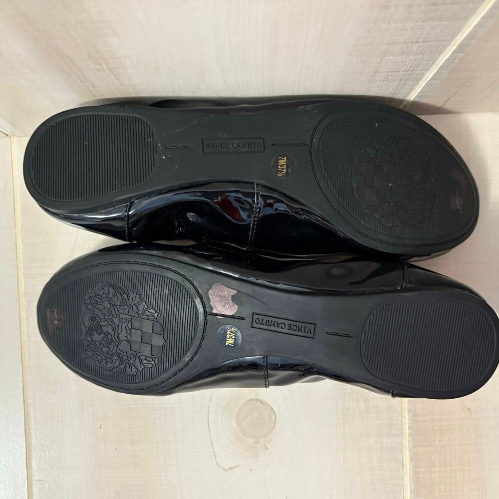 Vince Camuto Classic Black Patent Ballet Flats Bow Logo Charm Women’s Size 7M - Picture 8 of 11